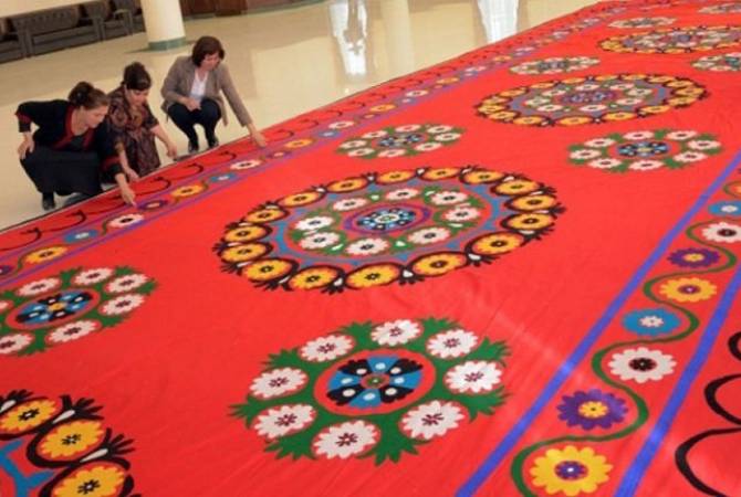 В Узбекистане вышили самый большой в мире шелковый ковер - сюзане