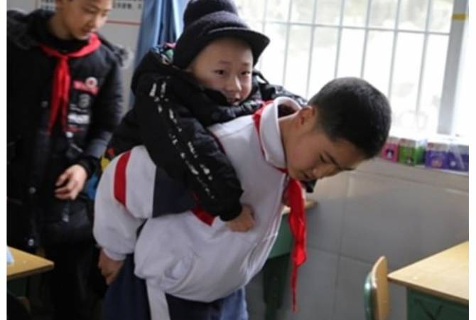Школьник каждый день носит на спине больного друга, и так на протяжении 6 лет