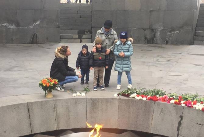 Le président de la République a fait visiter ses petits-enfants le mémorial de Tsitsernakaberd 
