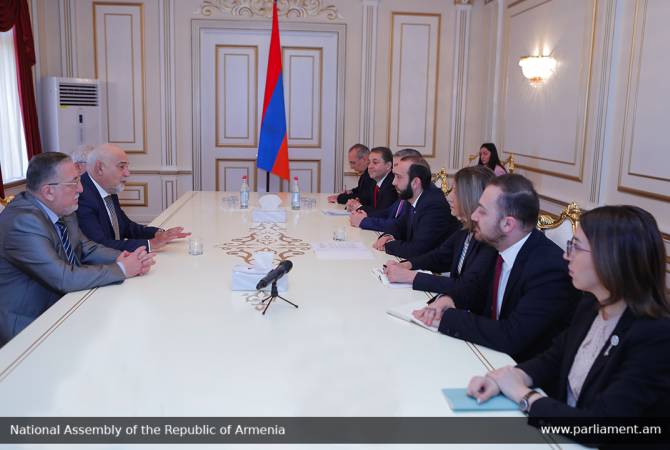 Глава парламента Армении принял представителей армянской общины Румынии

