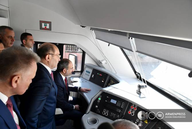 Le Premier ministre Pachinian fait un  voyage inaugural à Gyumri à bord d’un nouveau train
