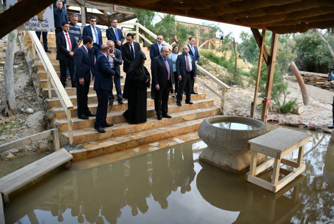 Le président Armen Sarkissian a visité le lieu du baptême de Jésus-Christ au bord de la rivière 
Jourdaine 