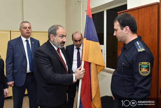 Pashinyan fires customs agents for dishonoring state flag 