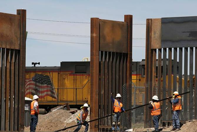  Пентагон заключил контракты на строительство стены на границе с Мексикой почти на $1 
млрд 