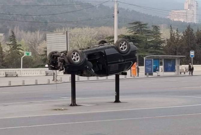 В Тбилиси появились инсталляции с перевернутыми автомобилями 