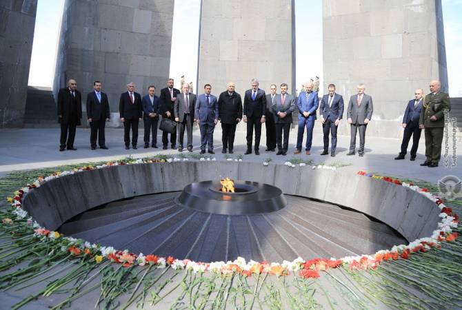 وفد برئاسة وزير الدفاع التشيكي لوبومير متنار يزور نصب تسيتسرناكابيرد بيريفان ويكّرم ذكرى ضحايا 
الإبادة الأرمنية 