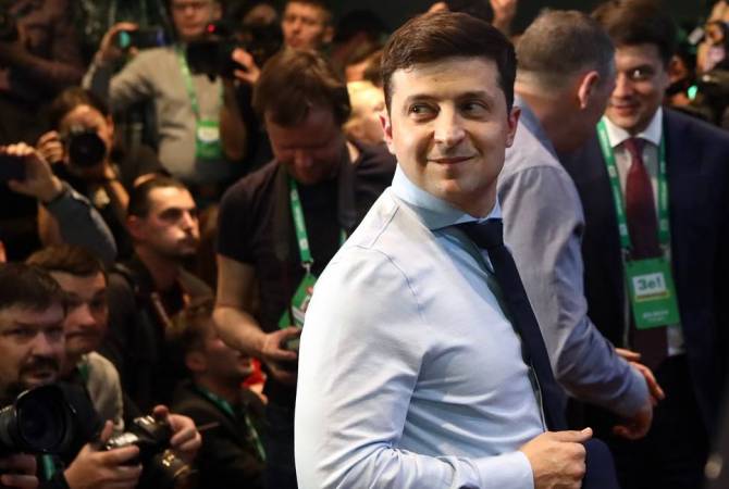 Опрос: Зеленский более чем вдвое опережает Порошенко в преддверии второго тура выборов