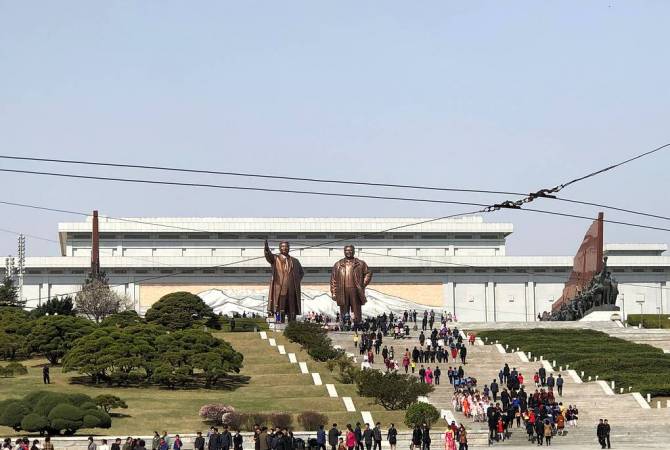 Жители КНДР отмечают главный национальный праздник - День Солнца