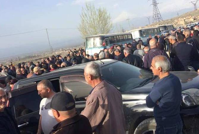 Armenian cement factory workers stage protest after layoff notification 