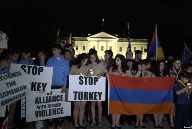 La communauté arménienne des Etats-Unis a brûlé des bougies devant la Maison Blanche 
demandant la reconnaissance officielle du Génocide arménien