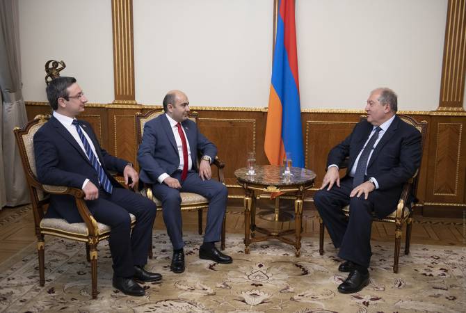 Le Président Sarkissian a rencontré les leaders du groupe parlementaire  «Arménie Lumineuse»  
