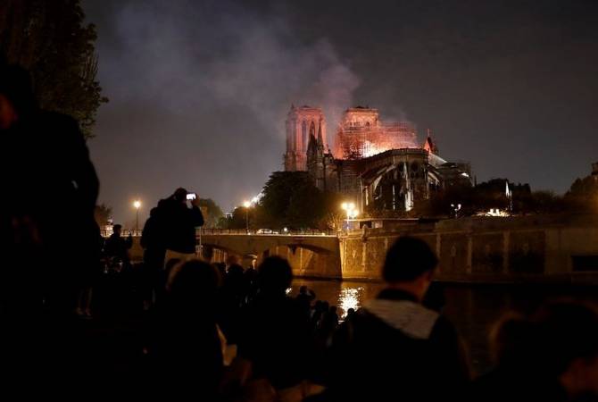 Le violent incendie de la Cathédrale Notre-Dame de Paris est  maîtrisé:  les réactions dans le 
monde  et en Arménie se multiplient