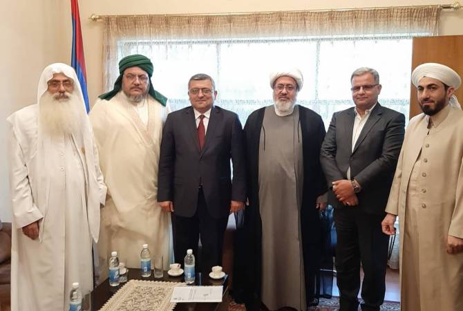 السفير الأرميني في العراق هراتشيا بولاديان يلتقي بالزعماء الروحيين المسلمين في البلاد