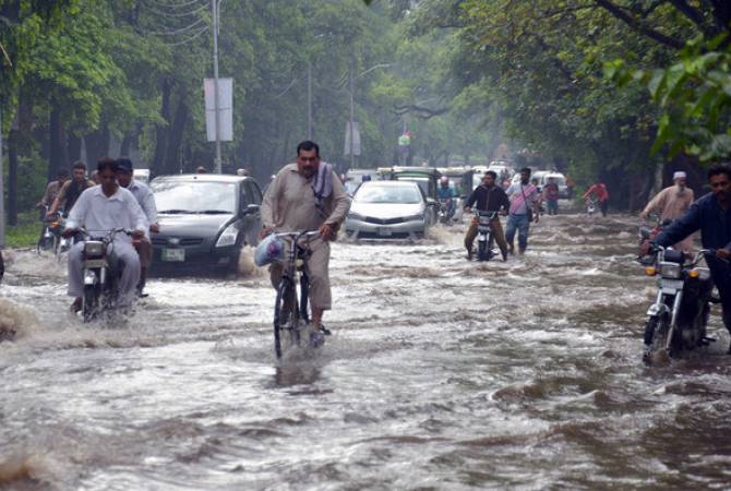 Число погибших из-за дождей и пыльной бури в Пакистане возросло до 25

