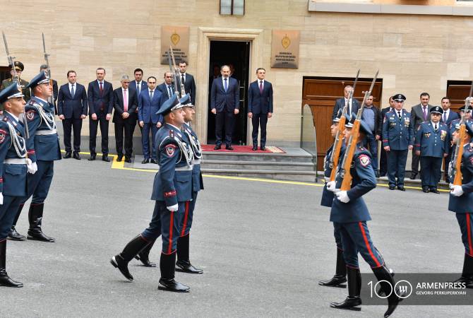 رئيس الوزراء نيكول باشينيان يذكر أن رواتب ضباط الشرطة بأرمينيا زادت بمعدل 20 ٪ 