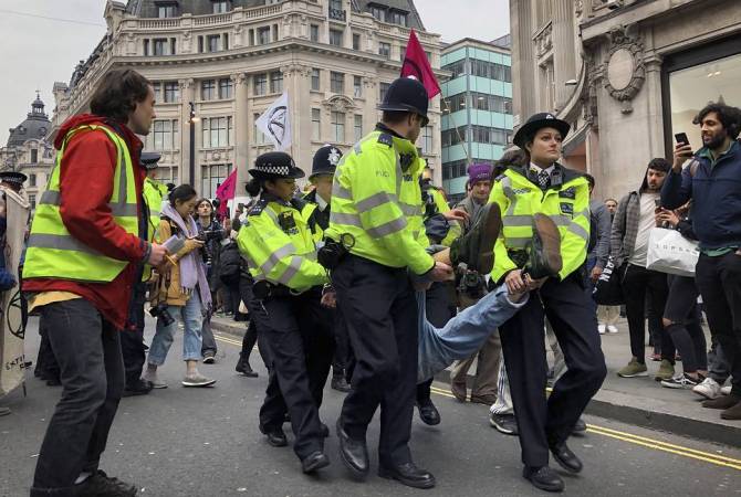 Լոնդոնում ոստիկանությունը բերման Է ենթարկել գրեթե 300 բնապահպանական 
ակտիվիստների 
