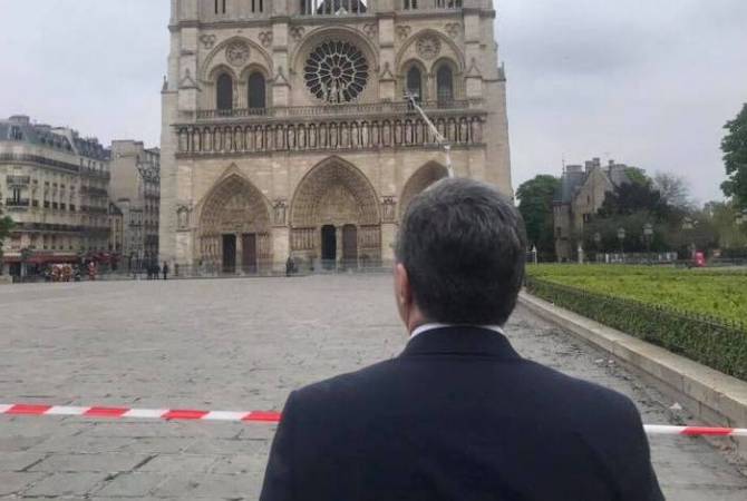 وزير خارجية أرمينيا زوهراب مناتساكانيان يزور كاتدرائية نوتردام دي باريس التي لحقت بها أضرار كبيرة جراء 
حريق كبير