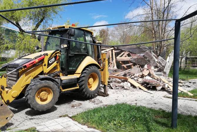 Yerevan City Hall takes bulldozers to defunct café to restore landscape at Circle Park 