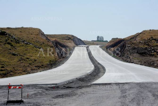 Сделать Армению транзитной страной. Министерство транспорта, связи и 
информационных технологий Армении планирует широкомасштабные строительные 
работы
