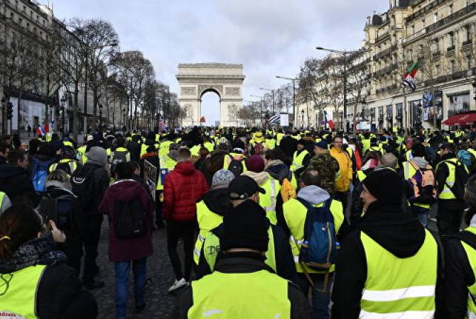 "Желтые жилеты" планируют провести очередную акцию в Париже