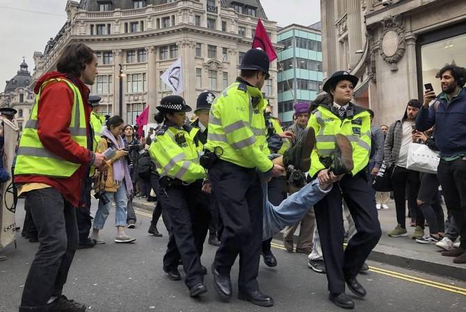 Число задержанных в Лондоне экологических активистов возросло до 428