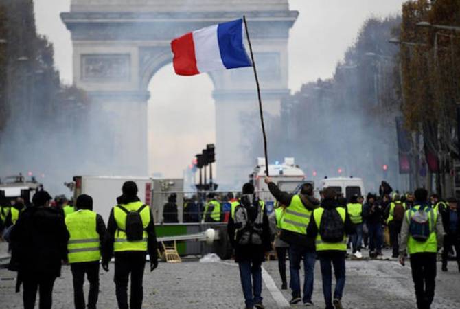 Власти Парижа запретили 20 апреля акции протеста "желтых жилетов" в районе Нотр-
Дама