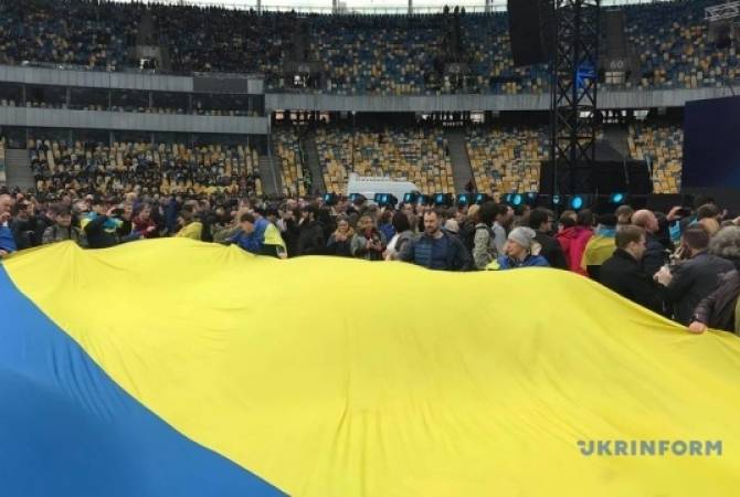 Зрители начали заполнять стадион "Олимпийский" в Киеве, где пройдут дебаты 
Зеленского и Порошенко

