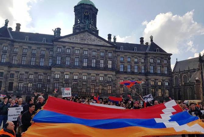 بمبادرة من اتحاد المنظمات الأرمنية بهولندا أحداث مخصصة لذكرى الإبادة الأرمنية ومطالبة حكومة البلاد 
في الاعتراف بالإبادة وإدانتها رسمياً