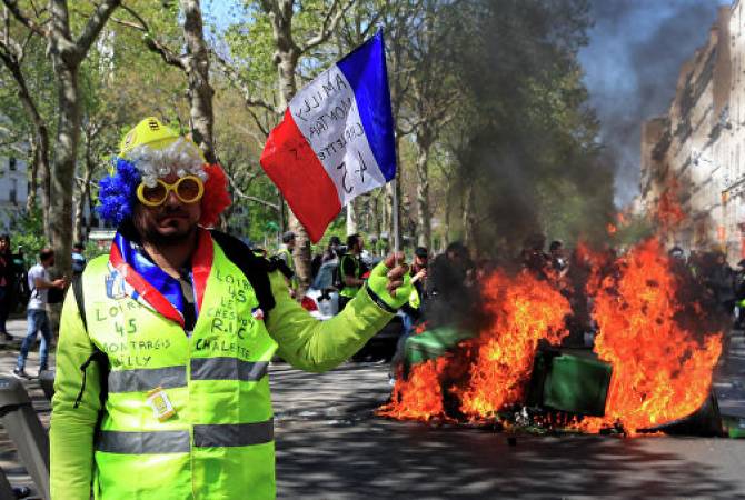Протестующие в Париже начали поджигать машины
