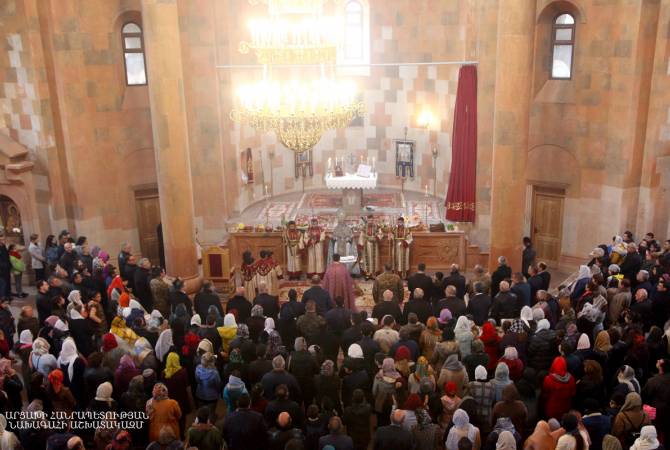 Бако Саакян  участвовал в Святой Пасхальной литургии в Кафедральном соборе Покрова 
Пресвятой Богородицы в Степанакерте
