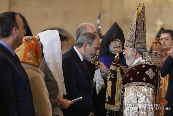 Никол Пашинян присутствовал на Святой Пастырской литургии по случаю праздника 
Святой Пасхи

