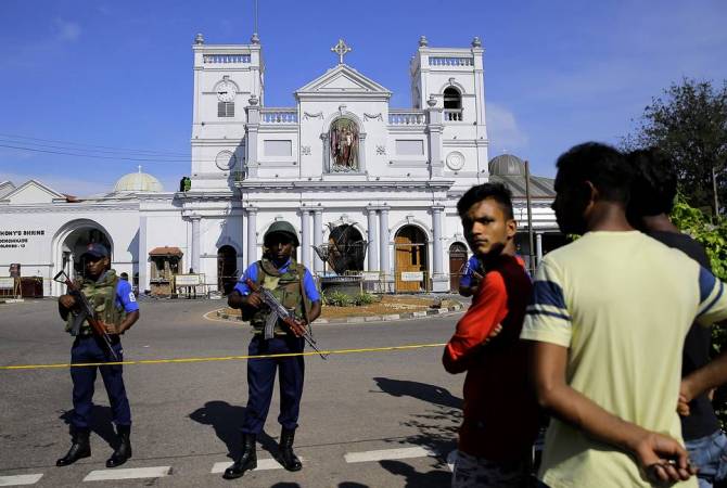 Bloomberg: тысячи туристов спешно покидают Шри-Ланку после серии терактов