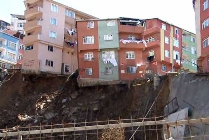 В Стамбуле обрушился четырехэтажный жилой дом

