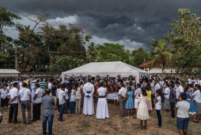 Жители Шри-Ланки почтили память жертв терактов тремя минутами молчания