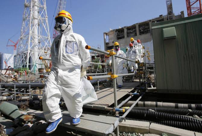 На АЭС "Фукусима-1" извлекли первый топливный стержень из бассейна третьего 
реактора