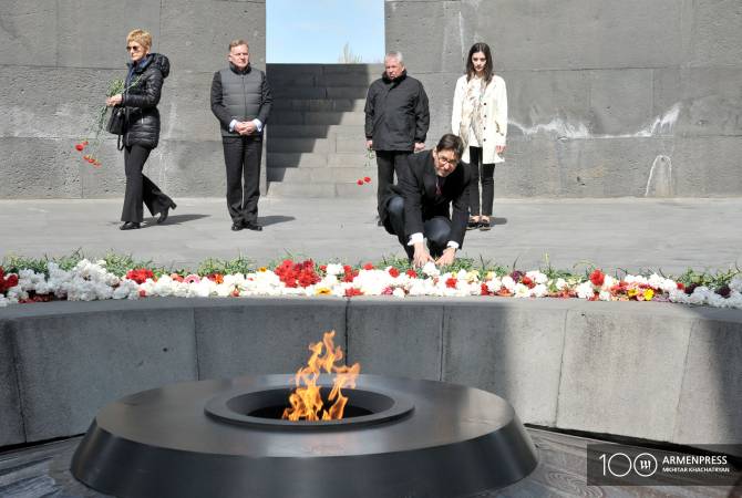 وزير الخارجية البلغاري يوري ستيرك يزور نصب تسيتسرناكابيرد التذكاري بيريفان عشية الذكرى ال104 
للإبادة الأرمنية ويكريم ذكرى الضحايا الأبرياء