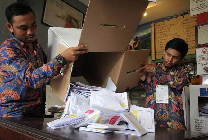 Во время подсчета голосов в Индонезии 92 члена избиркома умерли от переутомления