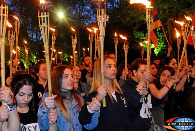 Traditionnelle marche aux flambeaux à la veille de la Journée de commémoration du génocide 
arménien 
