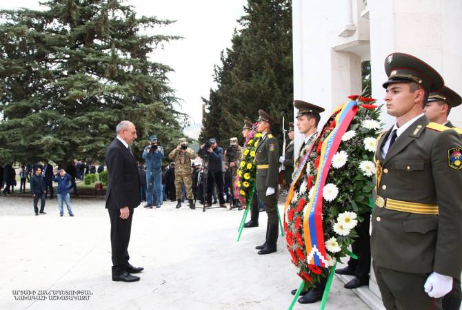 President of Artsakh pays tribute to memory of Armenian Genocide victims in Stepanakert 
Memorial