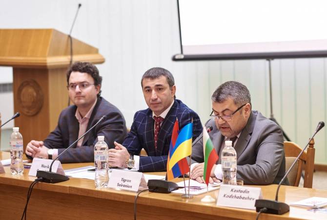 Armenian Ambassador to Ukraine attends round-table discussion dedicated to 104th anniversary 
of Armenian Genocide