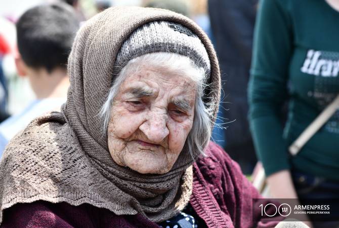 الناجية من الإبادة الأرمنية يبريكسيا كيفوركيان- 108 عاماً تزور نصب تسيتسيرناكابيرد وتضع الزهور أمام 
الشعلة الأبدية بيوم الذكرى ال104 للإبادة الأرمنية