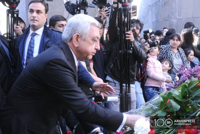 Serge Sarkissian a rendu hommage à la mémoire des victimes du génocide arménien  à  
Tsitsernakaberd 
