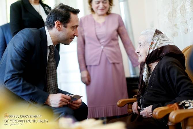 Мэр Еревана  посетил переживших Геноцид ереванцев

