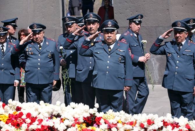 ՀՀ ոստիկանության բարձրաստիճան ծառայողները ծաղիկներ են խոնարհել Ծիծեռնակաբերդի հուշահամալիրում