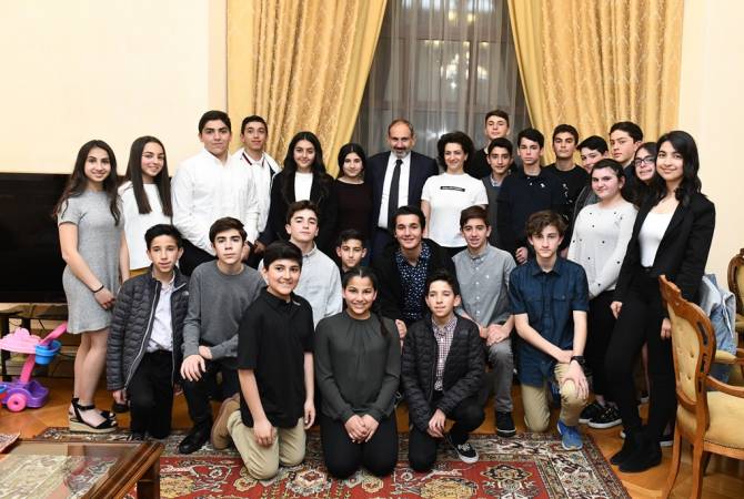 Pashinyans host visiting Armenian-American school children 