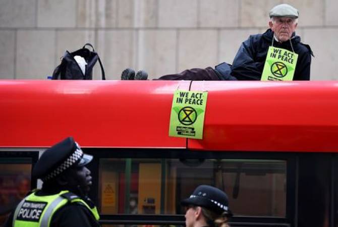 Активисты природоохранной организации блокировали вход на Лондонскую фондовую 
биржу
