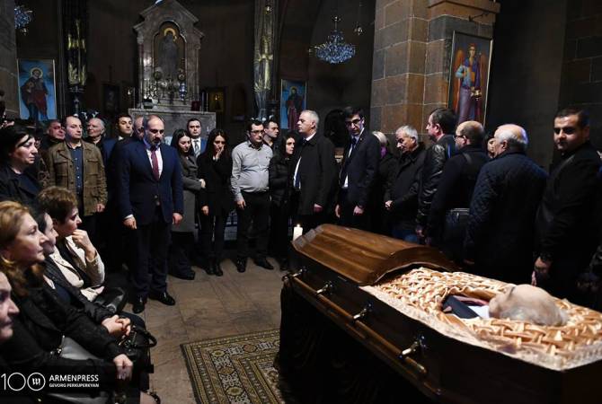 PM Pashinyan attends requiem service of Editor-in- Chief of “Hayastani Hanrapetutyun” 
newspaper