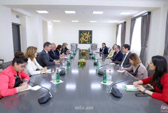 Le ministre arménien des Affaires étrangères a reçu la délégation conduite par Georges 
Képénékian, premier adjoint au maire de Lyon
