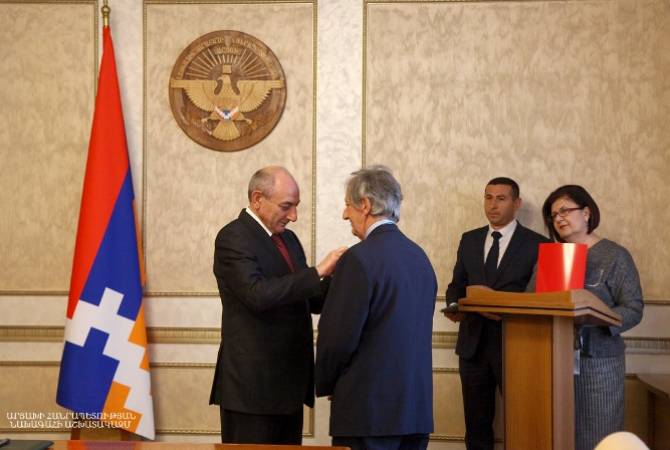 Bako Sahakyan awards «Gratitude» medal to philantrophist Janik Manisyan