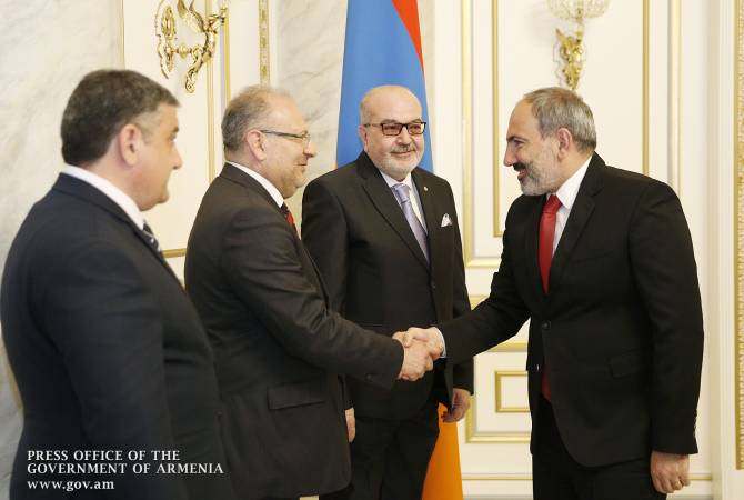 Le Premier ministre a reçu les membres du Département général de l'Union générale 
arménienne de culture physique